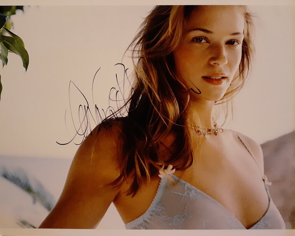 Amanda Righetti signed 8x10