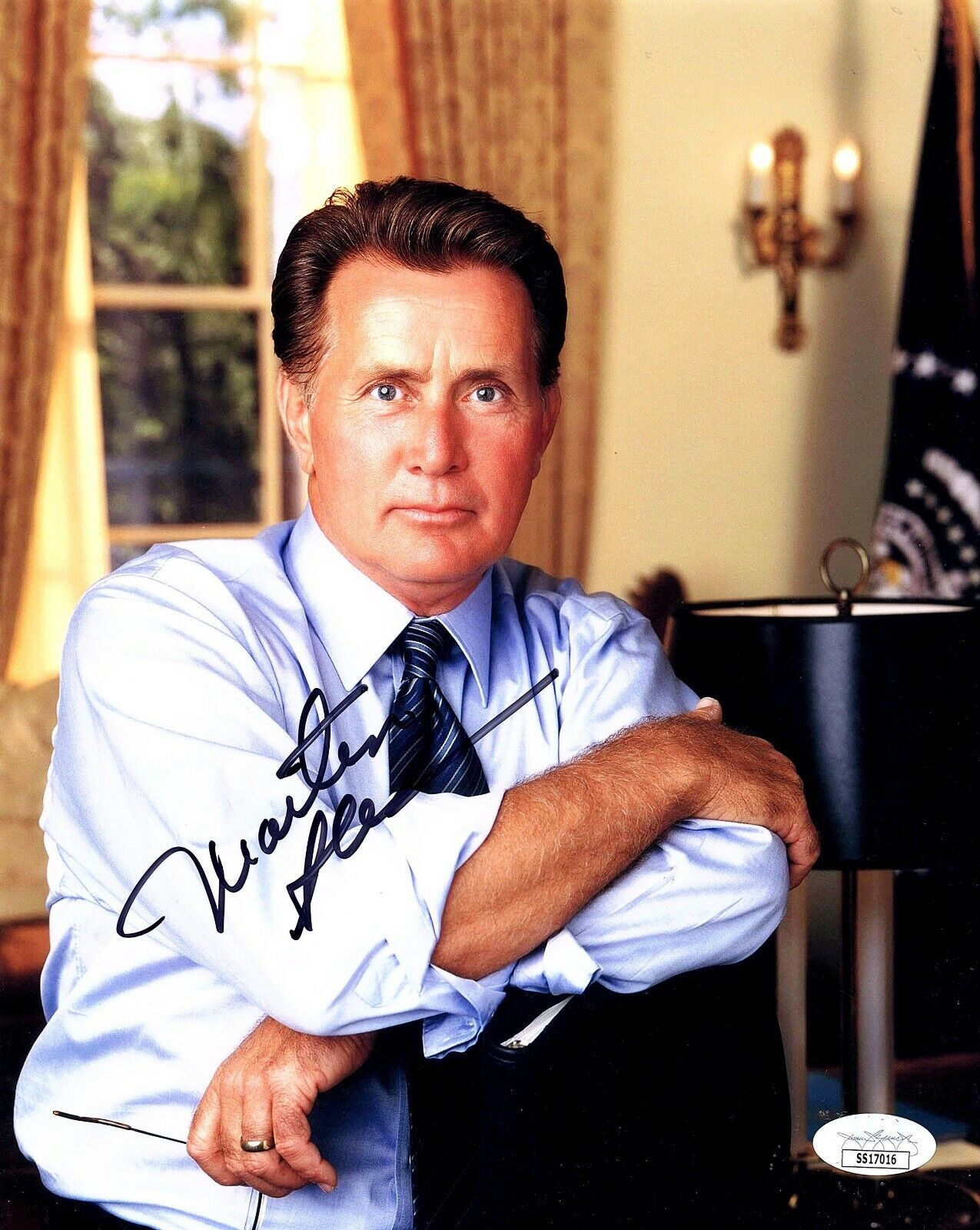 MARTIN SHEEN Autograph SIGNED 8x10 Photo Poster painting THE WEST WING JSA CERTIFIED AUTHENTIC