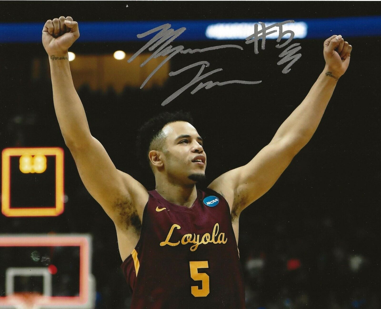 Marques Townes signed Loyola Ramblers 8x10 Photo Poster painting autographed Final Four 2