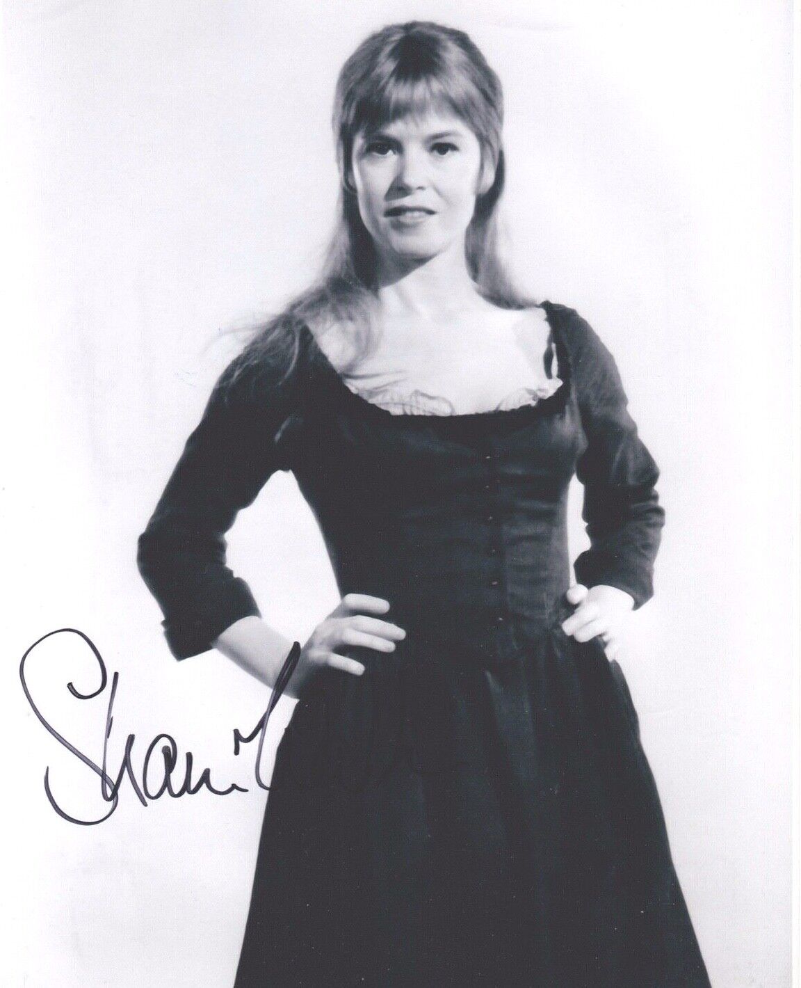 Signed Original B&W Photo Poster painting of Shani Wallis of Oliver!