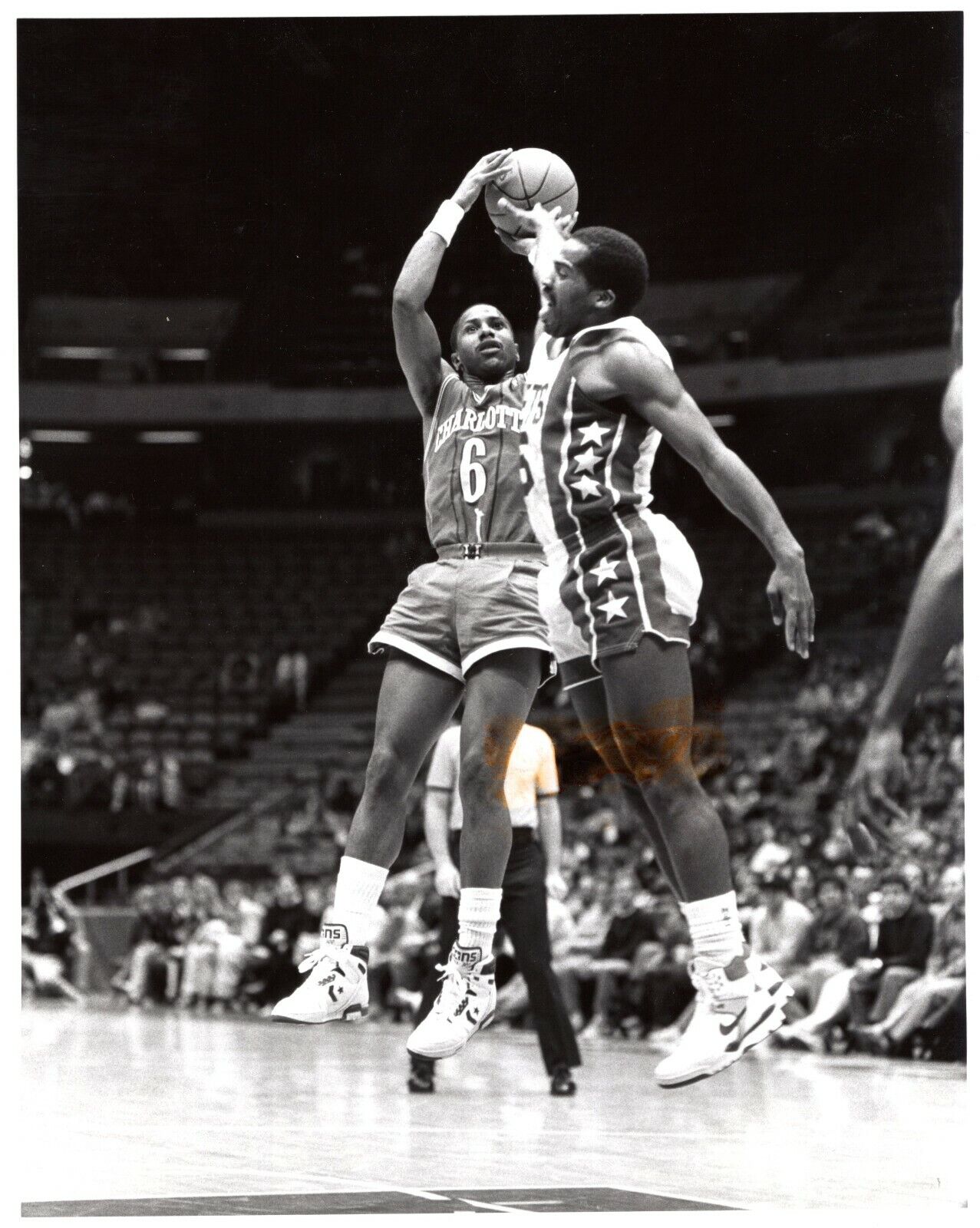 MICHAEL HOLTON Charlotte Hornets Basketball NBA 8x10 News Photo Poster painting 1988 Bob Rosato