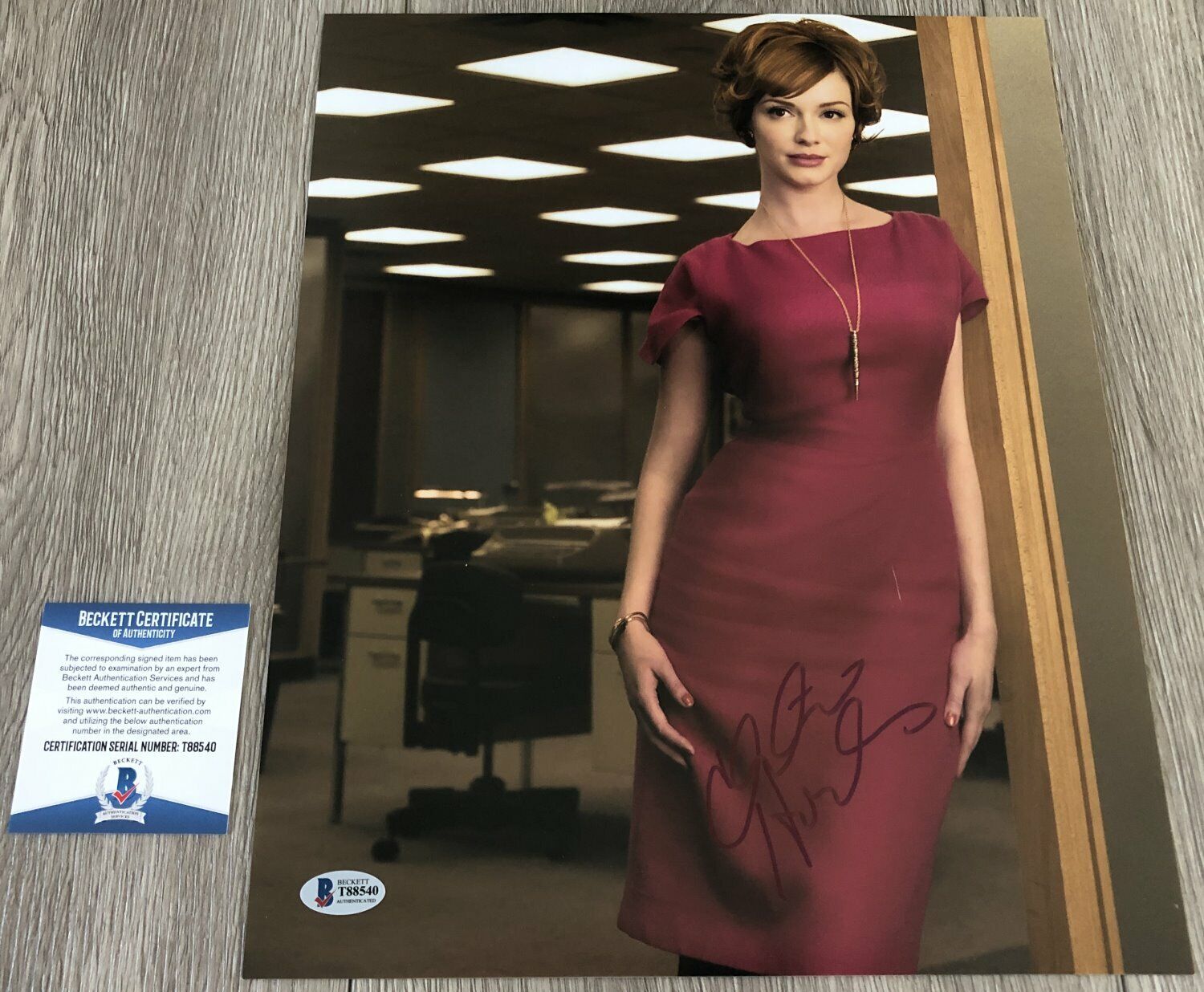 CHRISTINA HENDRICKS SIGNED AUTOGRAPH MAD MEN 11x14 Photo Poster painting w/PROOF BECKETT BAS COA