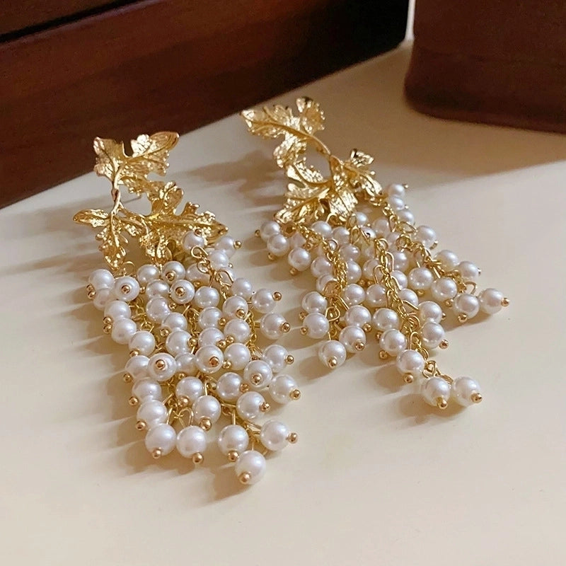 1 Pair Elegant Streetwear Maple Leaf Tassel Inlay Alloy Imitation Pearl Drop Earrings