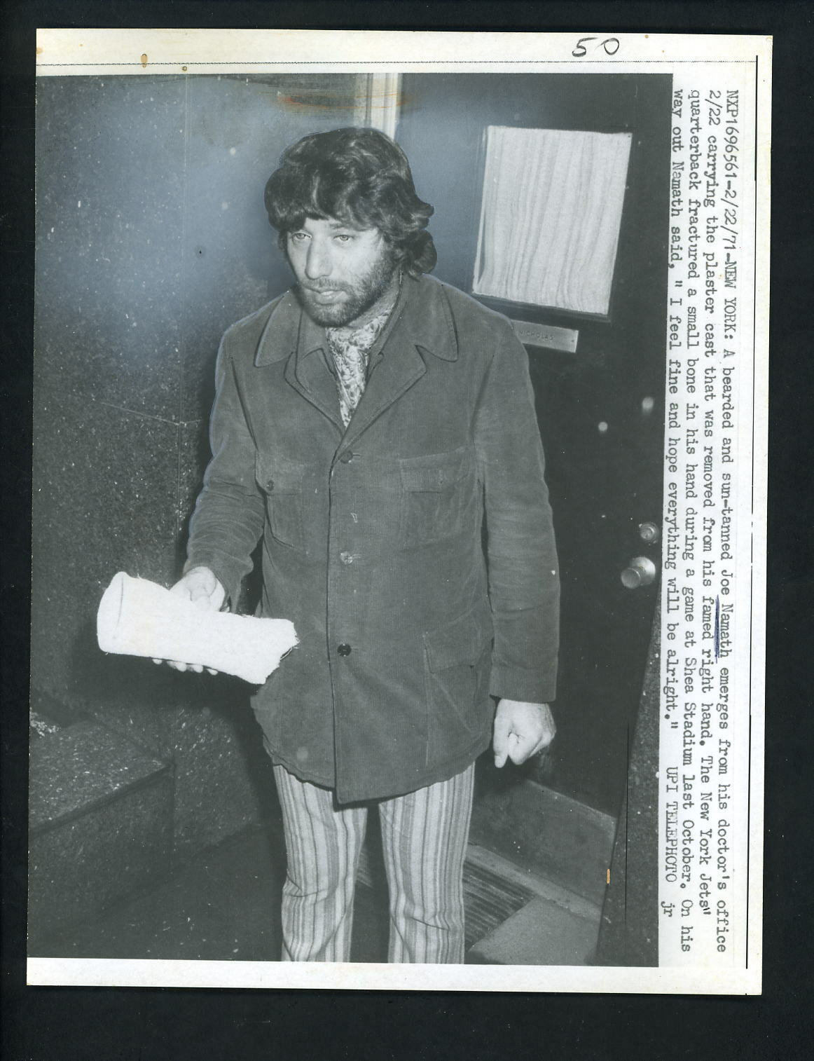 Joe Namath carrying cast removed from his hand 1971 Press Photo Poster painting New York Jets