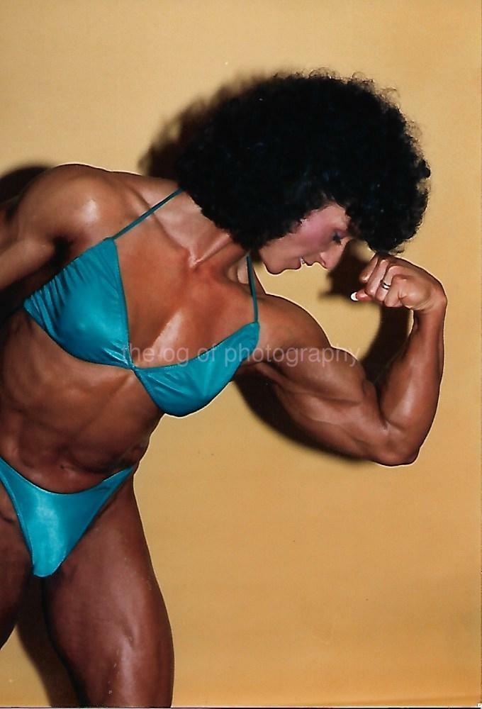 FEMALE BODYBUILDER 80's 90's FOUND Photo Poster painting Color MUSCLE GIRL Original EN 112 2 Q