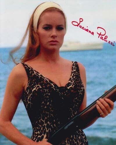 LUCIANA PALUZZI 007 JAMES BOND AUTHENTIC AUTOGRAPH AS FIONA VOLPE IN THUNDERBALL