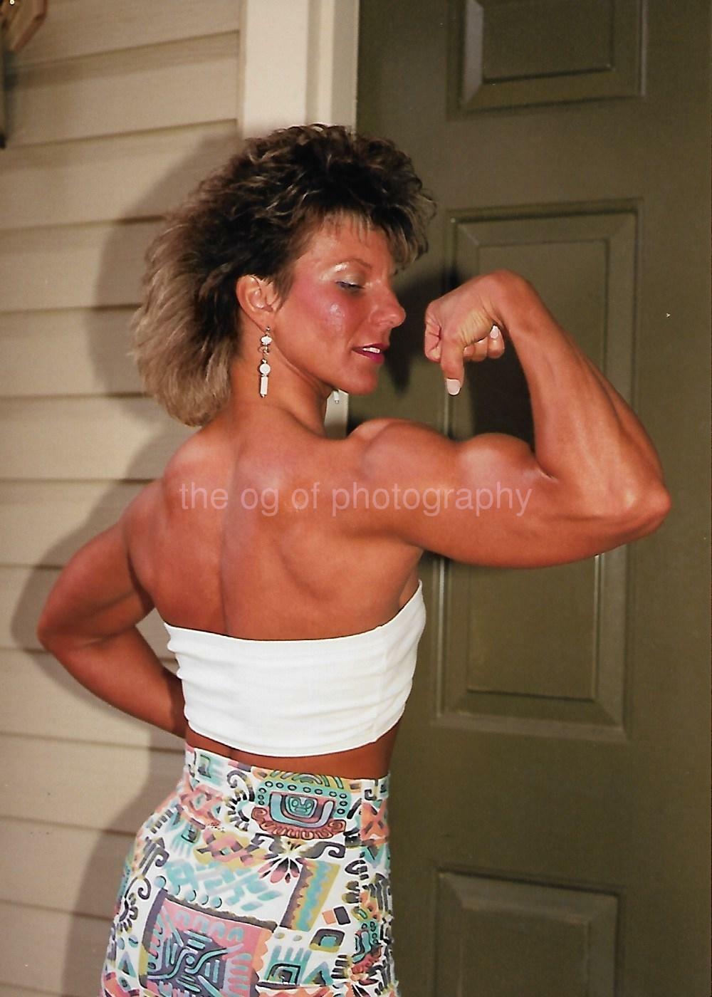 FEMALE BODYBUILDER 80's 90's FOUND Photo Poster painting Color MUSCLE WOMAN 5 X 7 EN 111 8 S