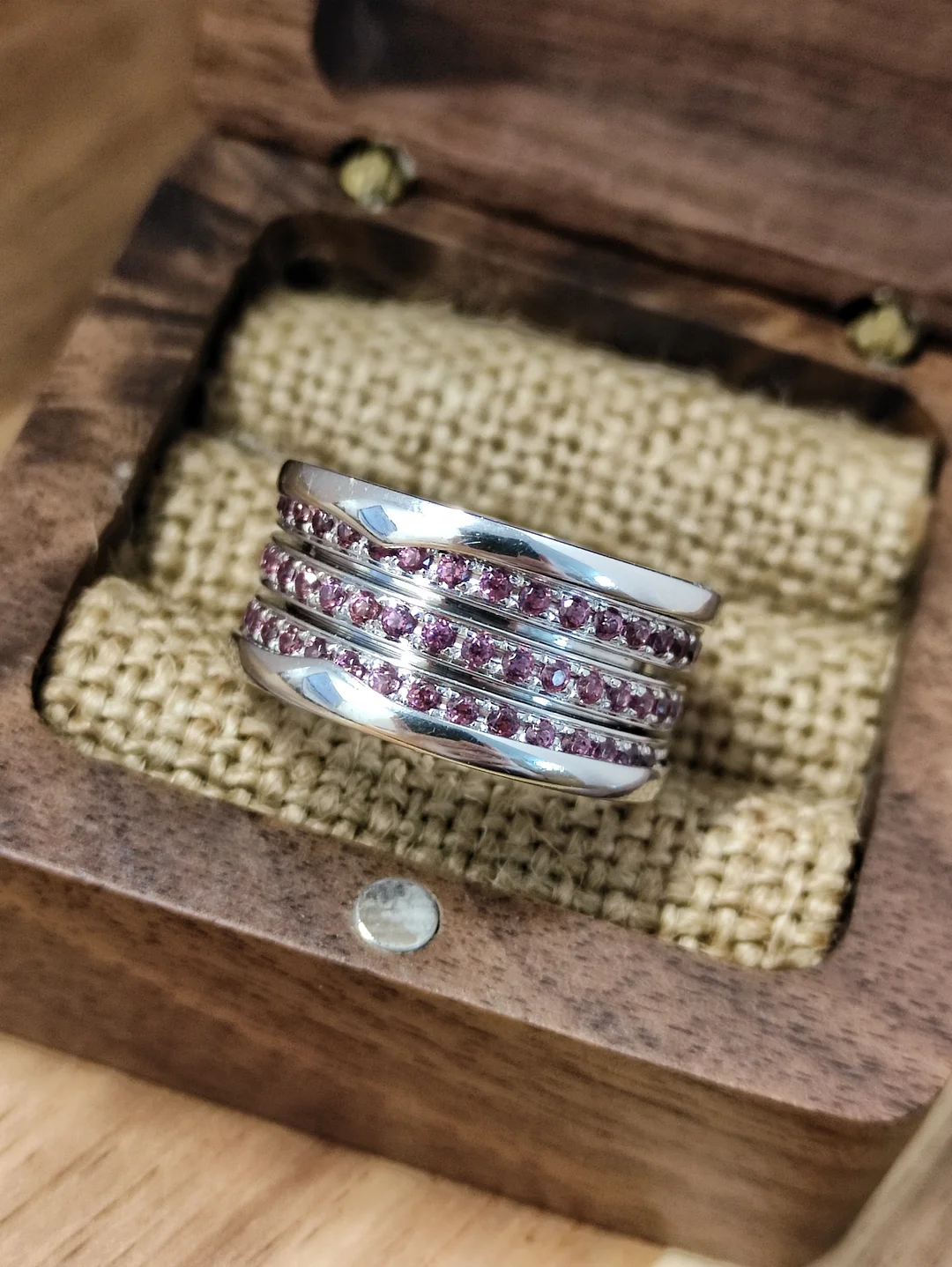 S424 【品牌】BVLGARI宝格丽B.Zero1系列石榴石弹簧白金戒指750(WG)，13.8g，13.5/52.5码【少见的弹簧配石，大牌高级有品质】