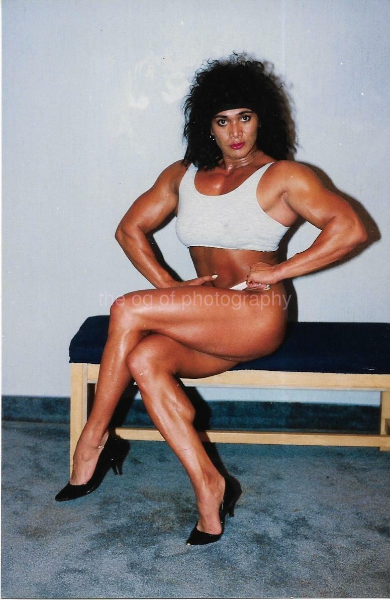 MUSCLE WOMAN 80's 90's FOUND Photo Poster painting Color FEMALE BODYBUILDER Original EN 17 5 H