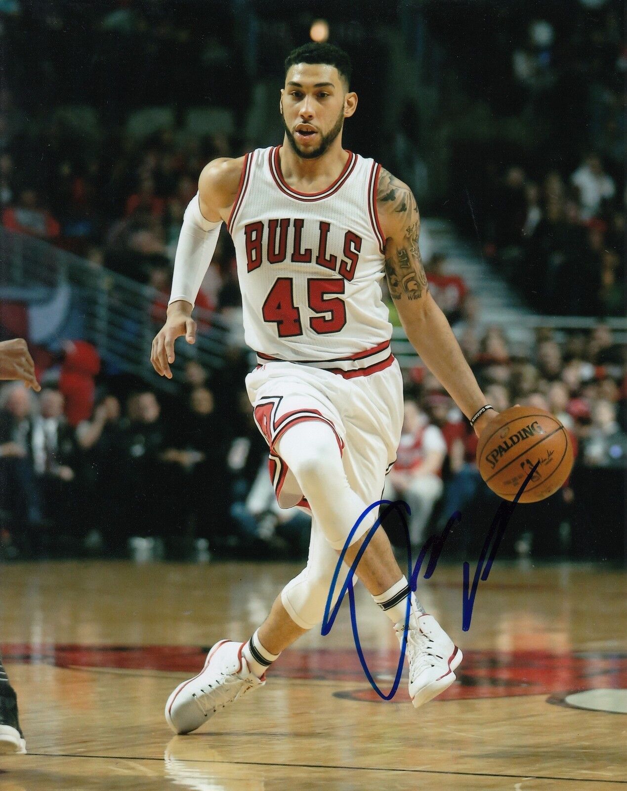 DENZEL VALENTINE signed (CHICAGO BULLS) autographed BASKETBALL 8X10 Photo Poster painting W/COA