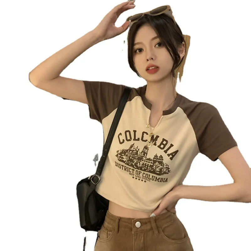 Brownm Brownm Girl V-Neck Short-Sleeved T-Shirt Women's Summer 2024 New Sweet Hot Retro Design Sense Short Student Top Tide