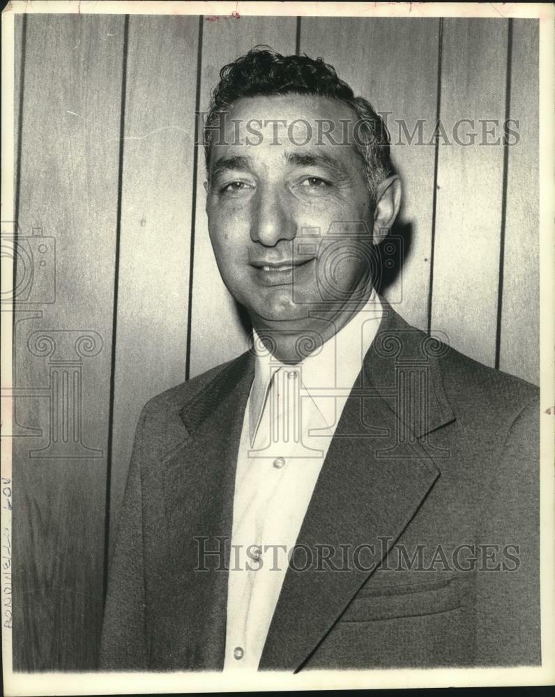 Press Photo Poster painting Race horse trainer Thav Rondirlfello - tus00398