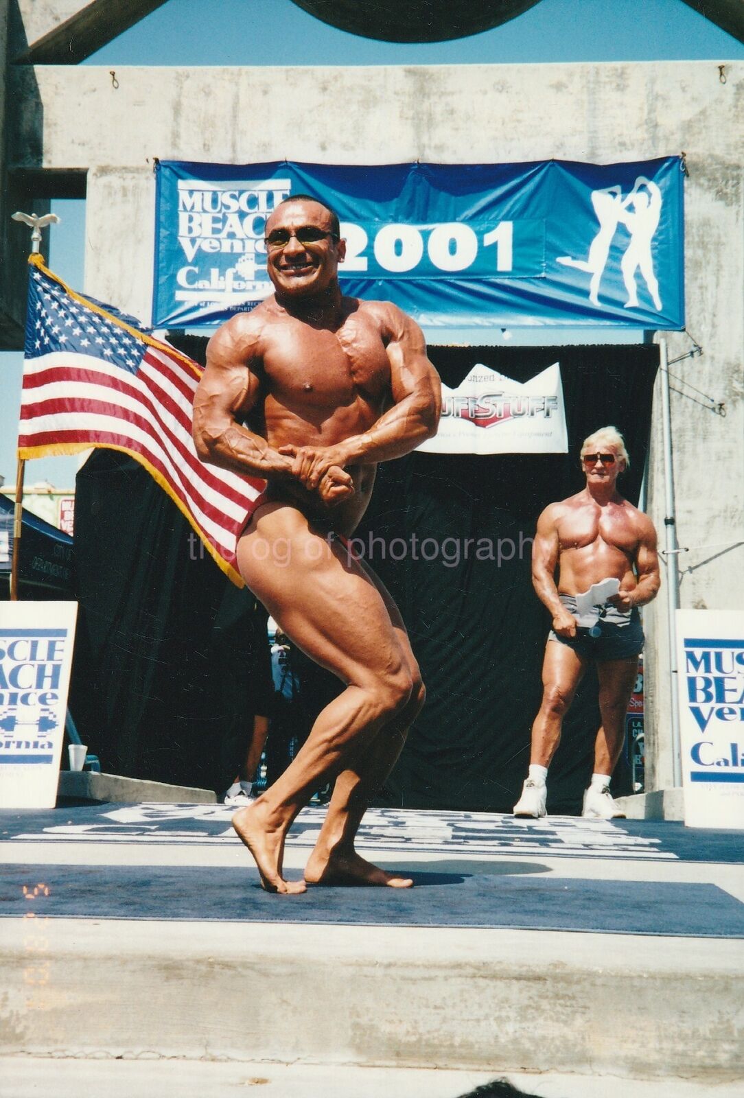 MUSCLE MAN Found Photo Poster painting VENICE BEACH CALIFORNIA Male Bodybuilder POSING 91 6 M