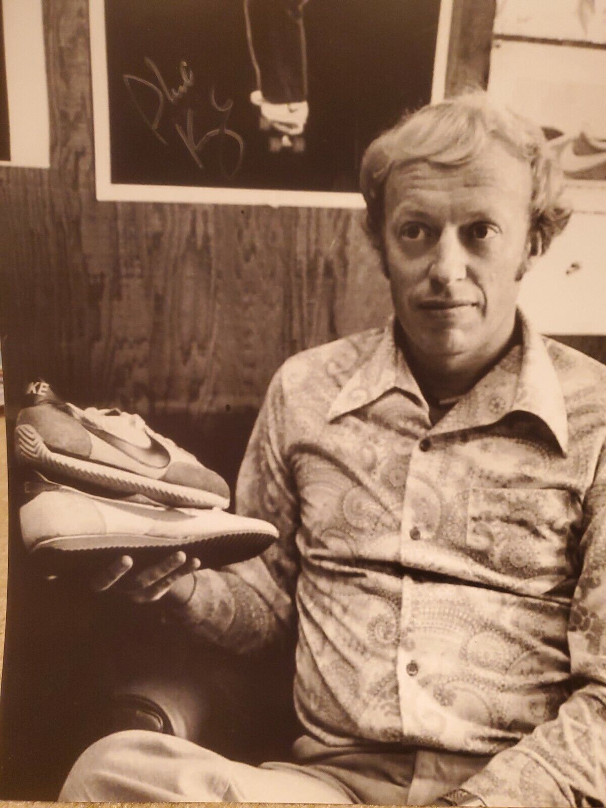 PHIL KNIGHT NIKE FOUNDER AUTHENTIC SIGNED AUTOGRAPHED 8X10 Photo Poster painting LIGHT AUTO