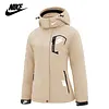 NIKE&reg; női sz&eacute;l- &eacute;s v&iacute;z&aacute;ll&oacute; kab&aacute;t l&eacute;g&aacute;teresztő GORE-TEX&reg; membr&aacute;nnal a meleg &eacute;s k&eacute;nyelmes viselet&eacute;rt.