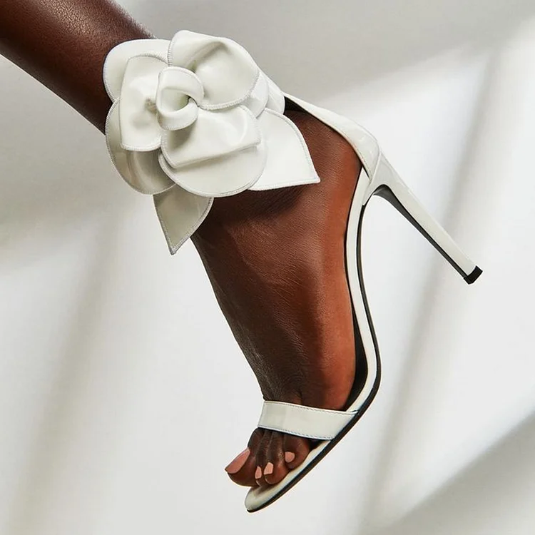 Escarpins blancs à bout pointu et talons aiguilles avec nœud floral Flusfy