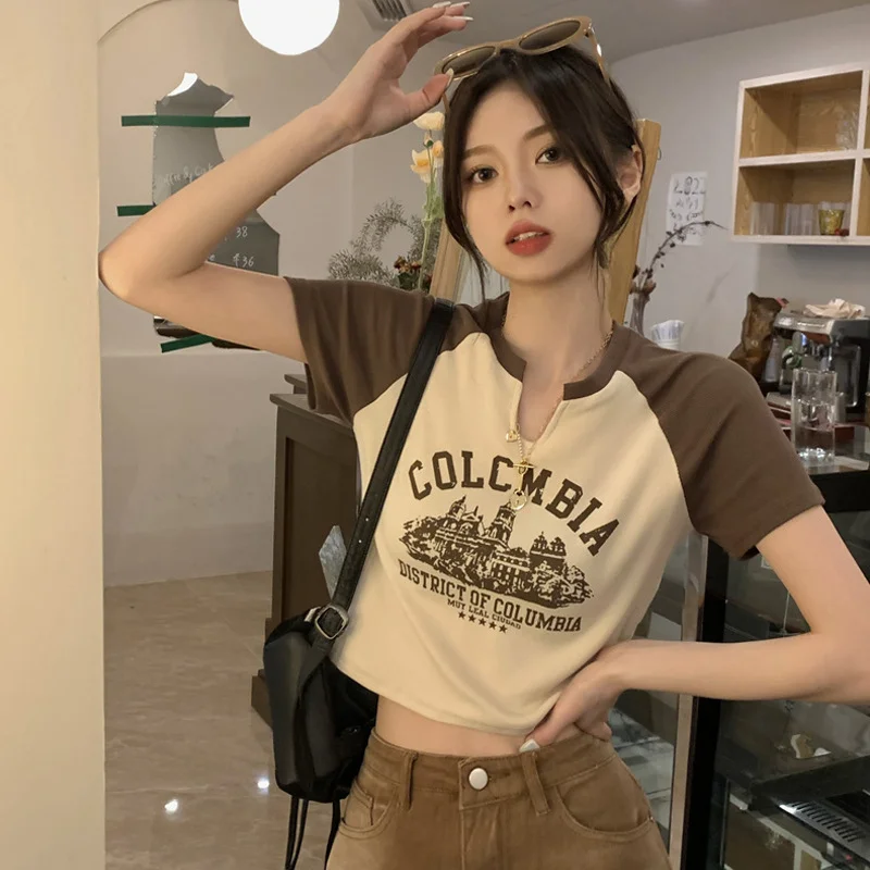 Brownm Brownm Girl V-Neck Short-Sleeved T-Shirt Women's Summer 2024 New Sweet Hot Retro Design Sense Short Student Top Tide