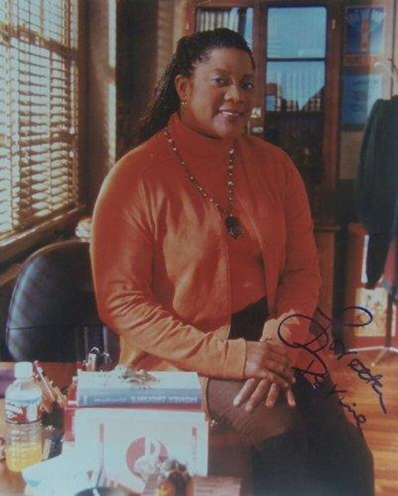 Loretta Devine Autographed Glossy 8x10 Photo Poster painting