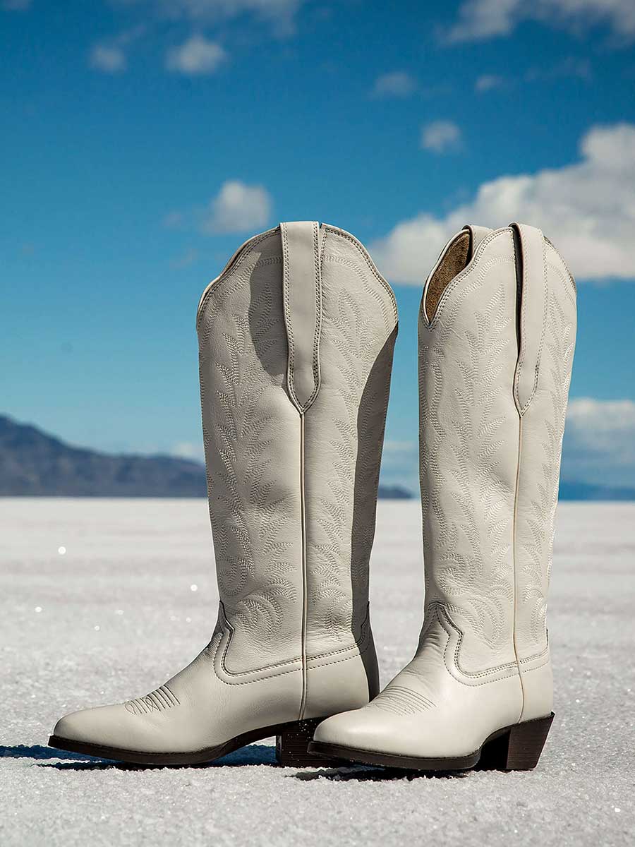 White Closed Round Toe Chunky Heel Embroidered Pull-On Cowgirl Boots