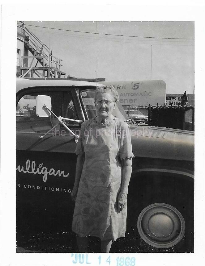 AMERICAN WOMAN Vintage FOUND Photo Poster painting bwOriginal Old Snapshot 910 13