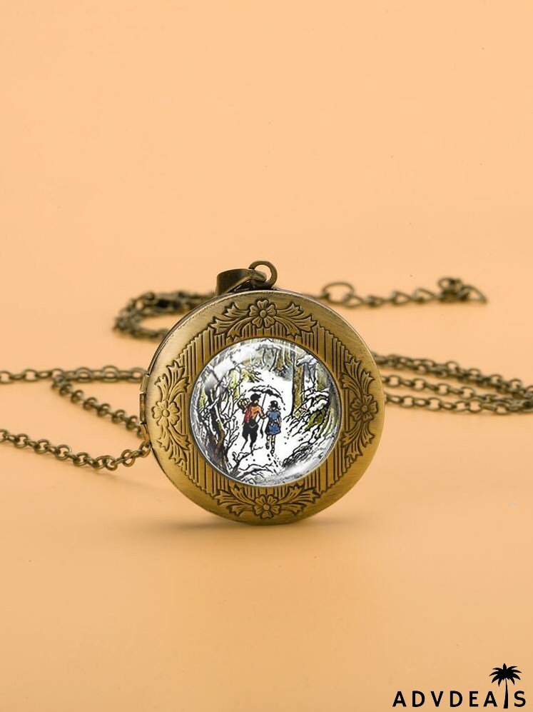 Graphic Detail Round Charm Necklace