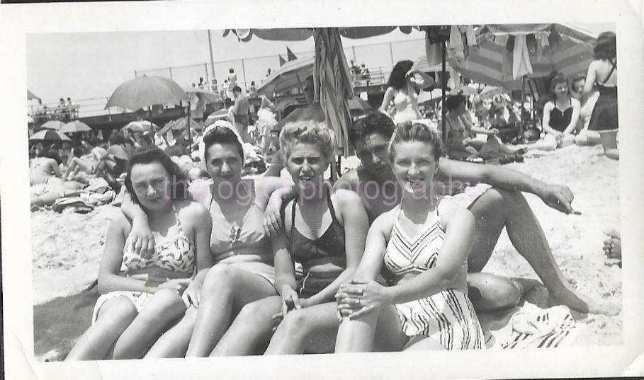 1940's BEACH GIRLS Vintage FOUND Photo Poster paintingGRAPH bw PRETTY WOMAN Original JD 110 9 I