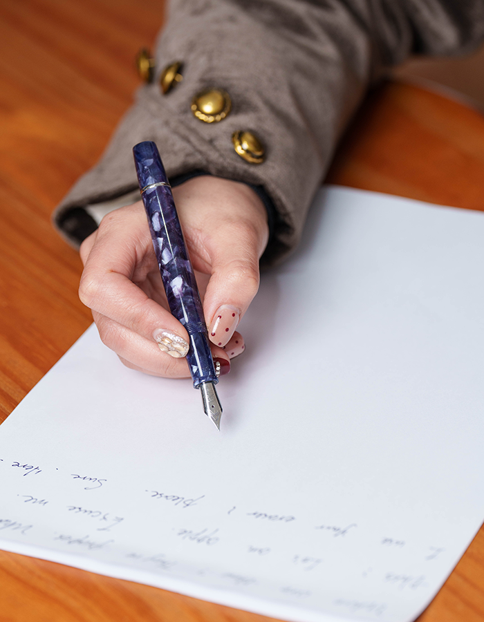 TIANZI T01 Piston-filling Fountain Pen in Mauve in Use