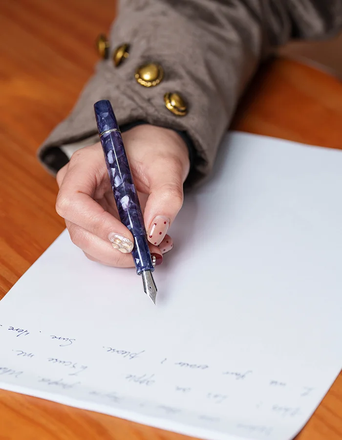 TIANZI T01 Piston-filling Fountain Pen in Mauve in Use
