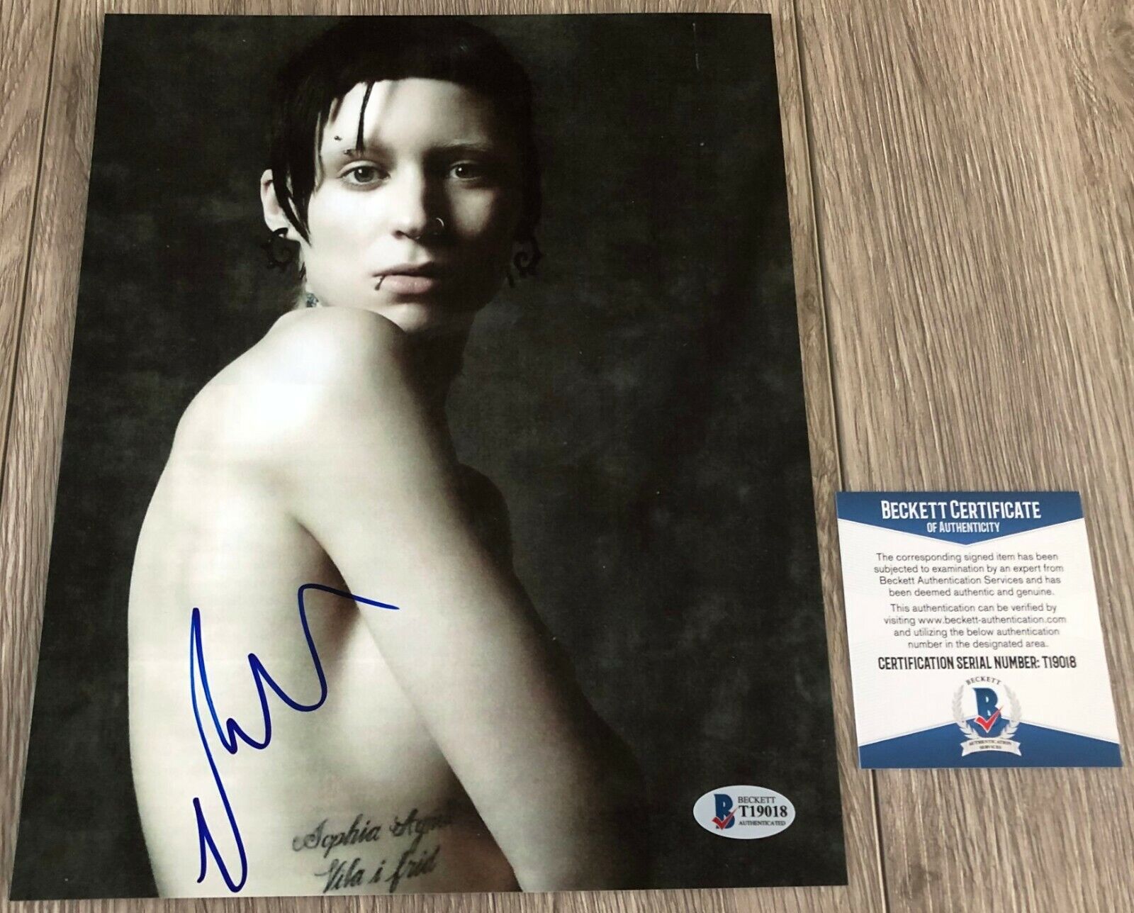 ROONEY MARA SIGNED THE GIRL WITH THE DRAGON TATTOO 8x10 Photo Poster painting w/PROOF & BAS COA