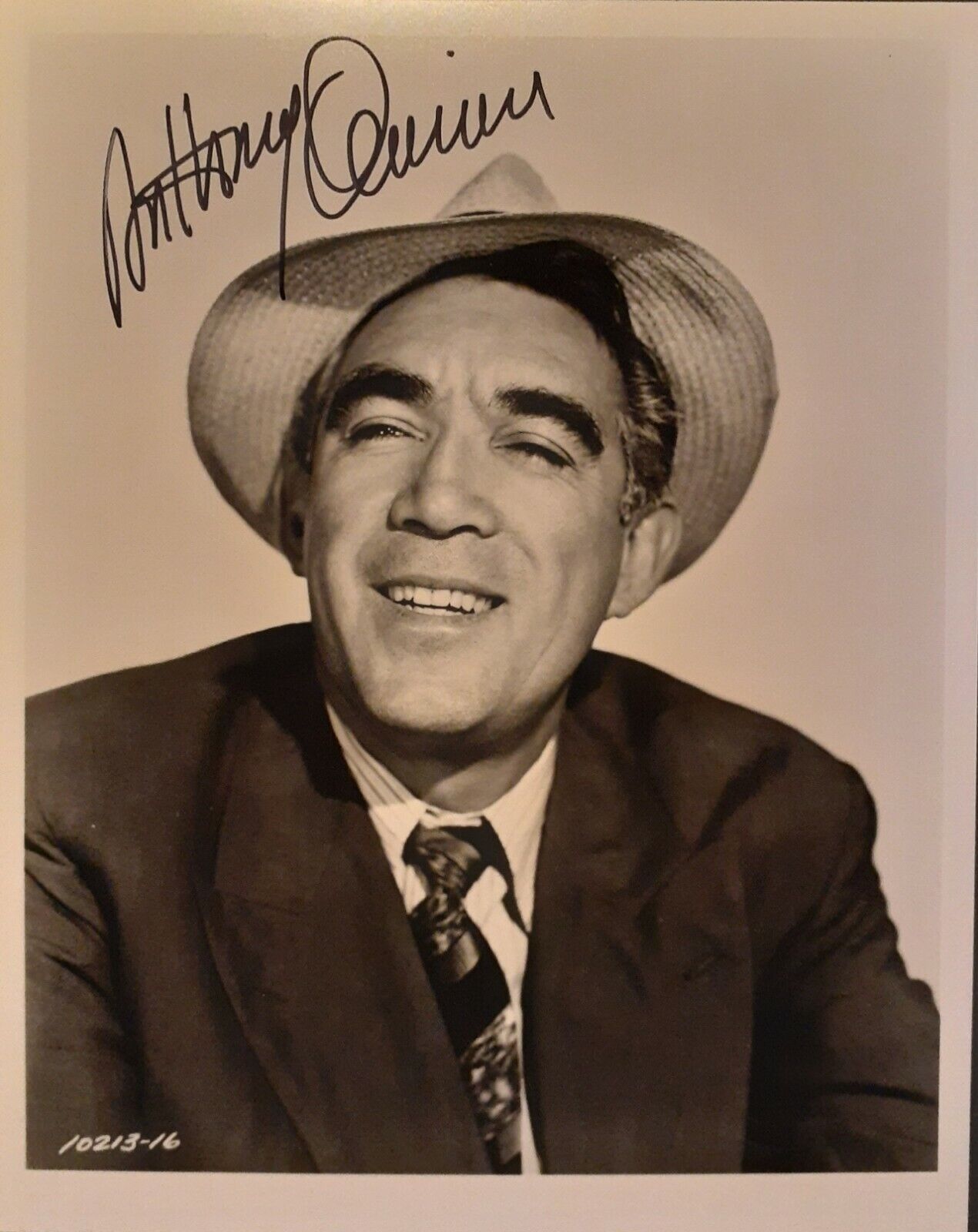 Anthony Quinn signed 8x10