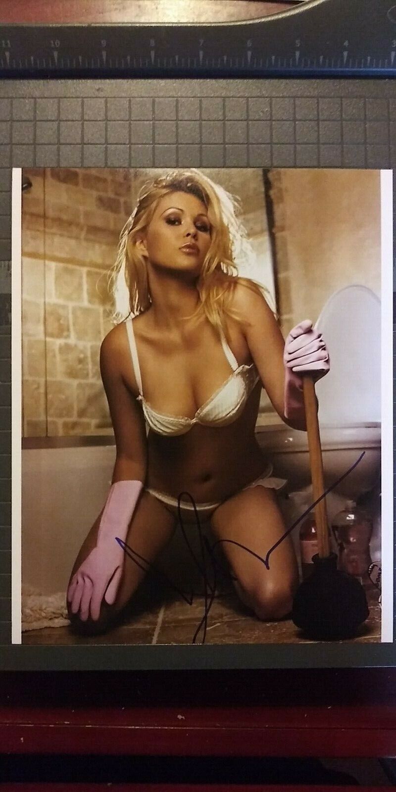 Shanna Moakler signed 8x10