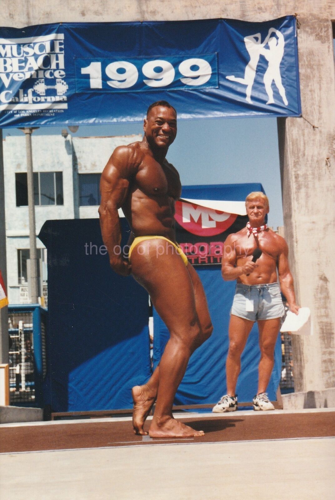 MUSCLE MAN Venice Beach California FOUND Photo Poster painting Original BODYBUILDER 92 1 Y