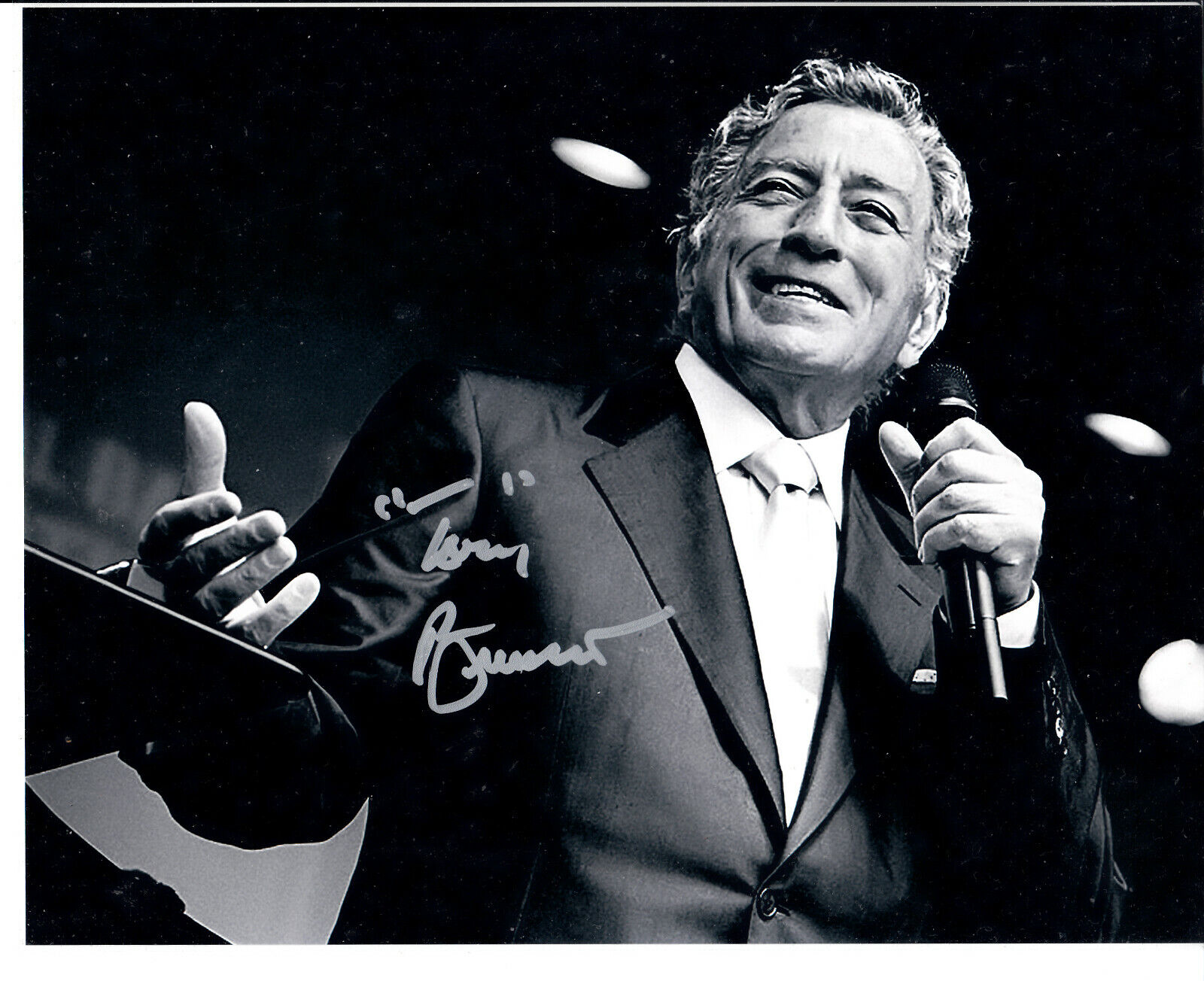 Tony Bennett Autograph 8x10