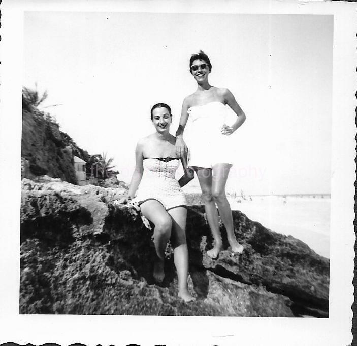 Vintage FOUND Photo Poster paintingGRAPH bw A DAY AT THE BEACH Original JD 110 3 S