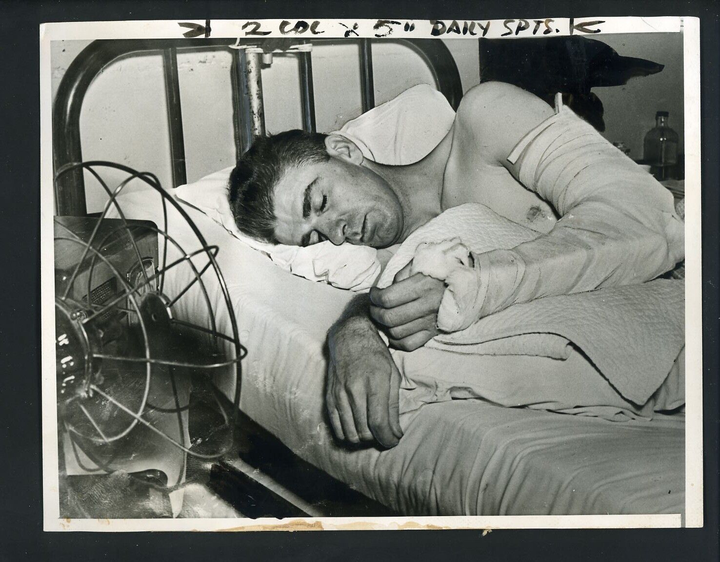 Carl Hubbell sleeping in hospital arm surgery 1938 Press Photo Poster painting New York Giants