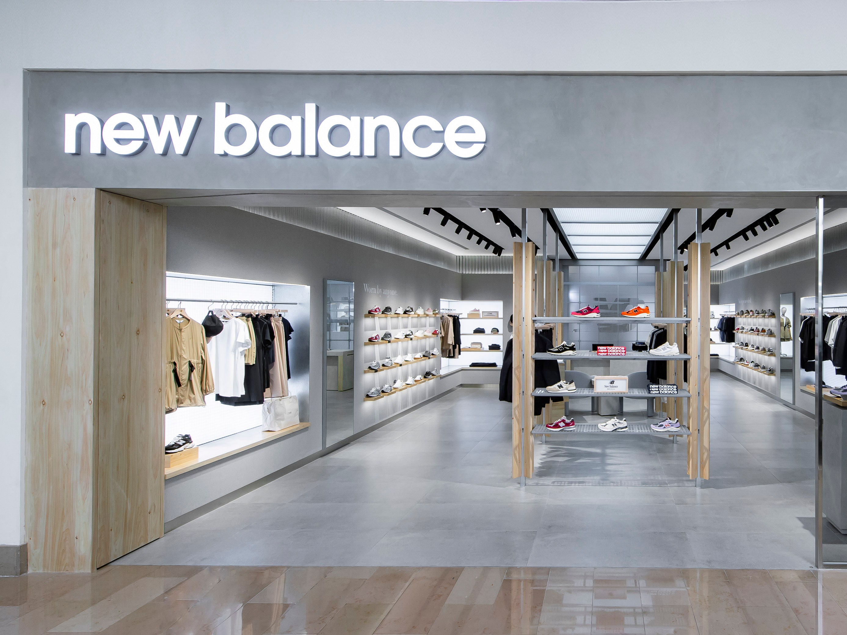 必逛質感潮店再加一!New Balance全台首家「NB GREY 形象總店」,灰調未來空間、獨家風格選品、重磅聯名鞋款一次看! | Vogue Taiwan