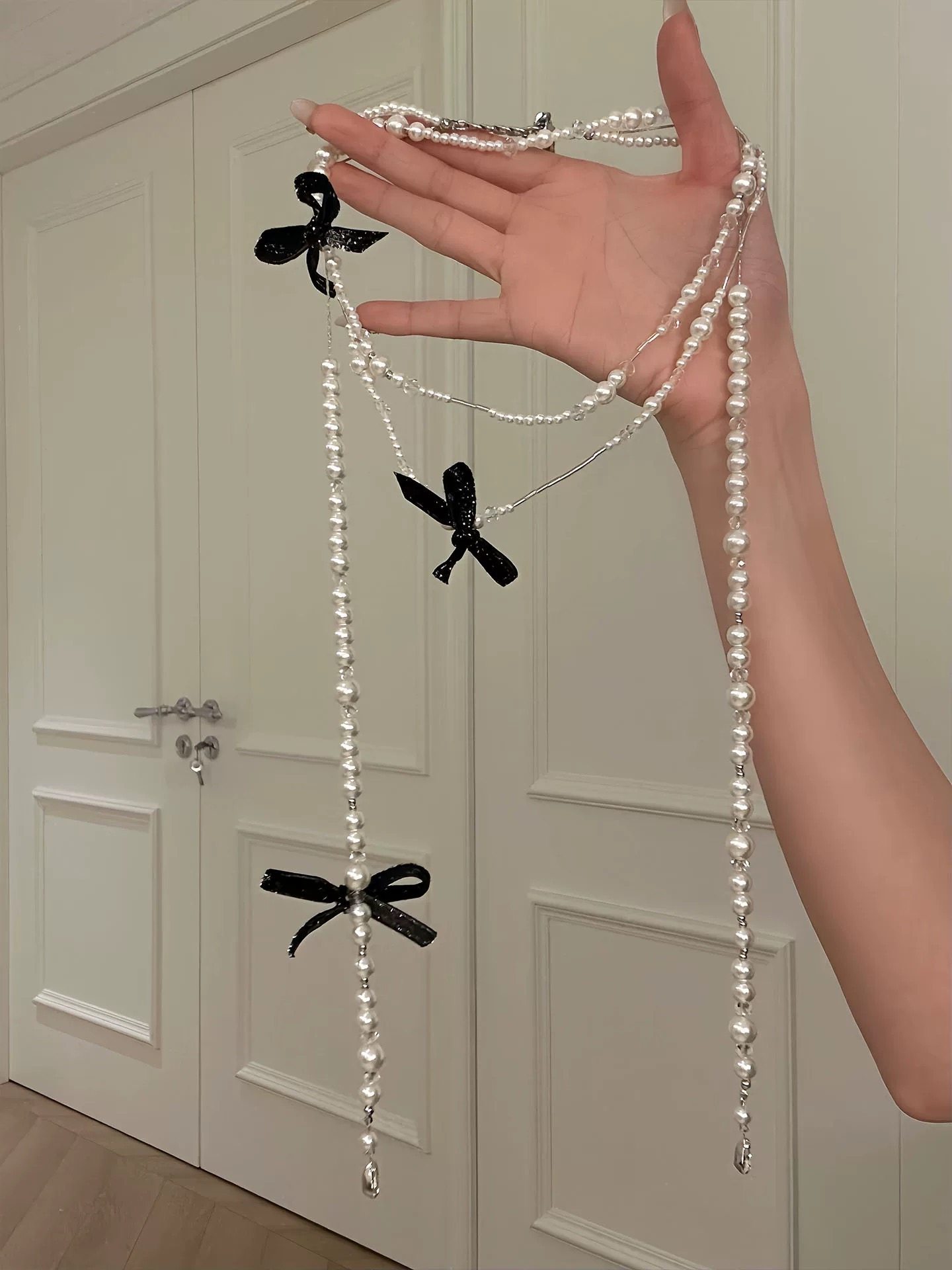 Diamond-encrusted bow pearl necklace French retro elegant style versatile sweater chain light luxury high-end necklace for women