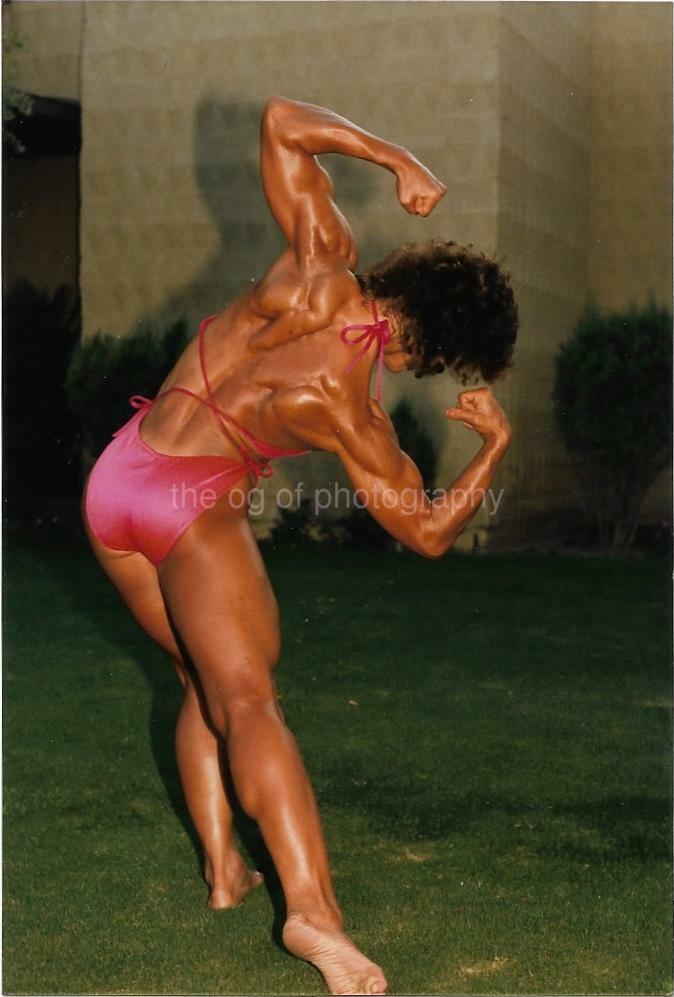 PRETTY BUFF WOMAN found Photo Poster painting MUSCLE GIRL Color PORTRAIT EN 110 31 R