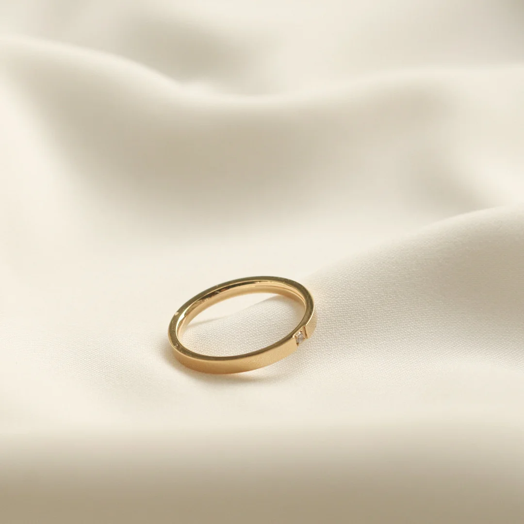 Minimalist Single Zircon Ring (Gold)