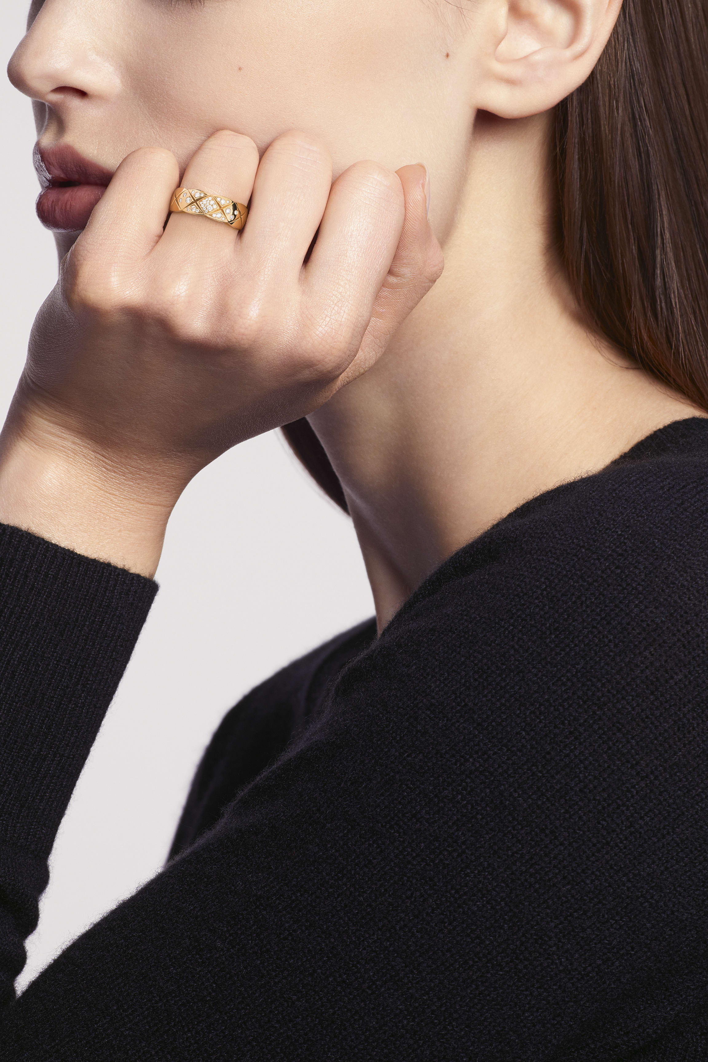 Coco Crush ring - Quilted motif, small version, 18K yellow gold, diamonds - CHANEL - Worn view