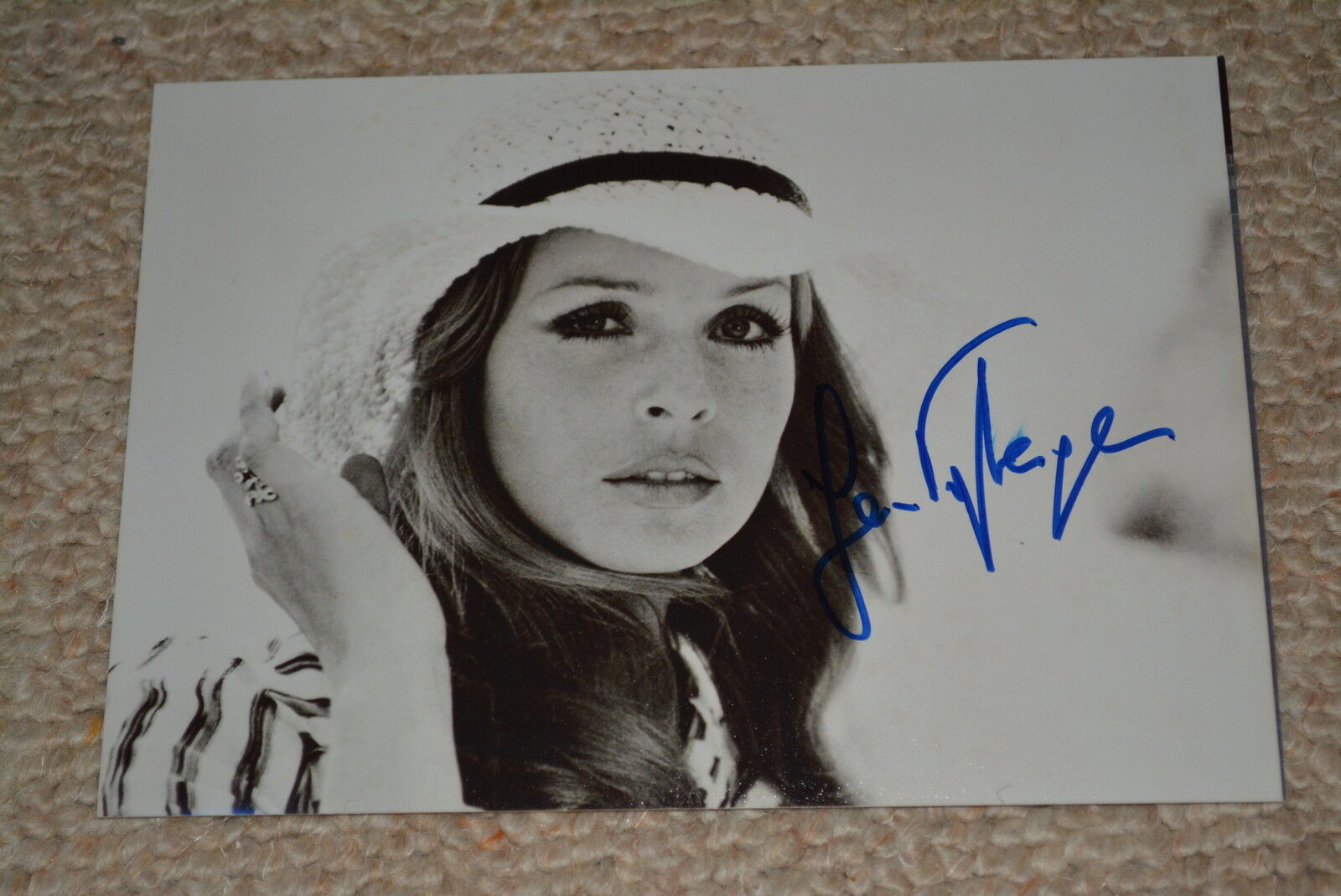 SENTA BERGER signed autograph In Person 5x7 (13x18 cm) CAST A GIANT SHADOW
