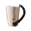 Mug en c&eacute;ramique avec anse en forme d'instrument de musique