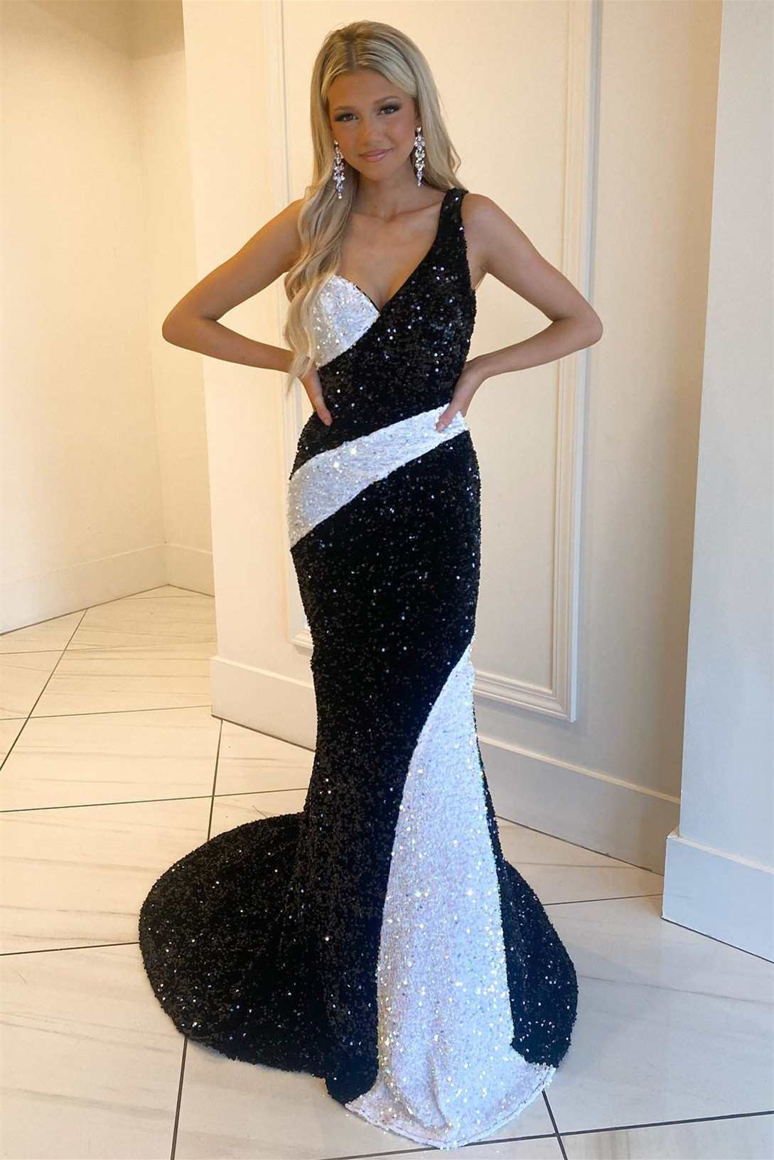 Dresseswow Black And White One Shoulder Sweetheart Sleeveless Mermaid Prom Dress With Sequins