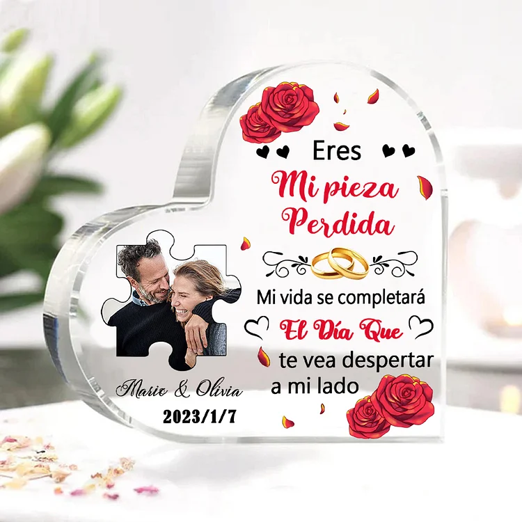 Placa de acrílico en forma de corazón con rosas con 2 nombres, foto y fecha personalizados