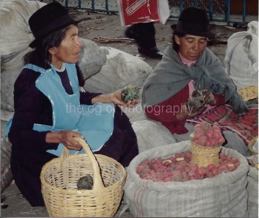 SOUTH AMERICAN WOMEN At The Market FOUND Photo Poster painting Original Snapshot VINTAGE 98 16 D