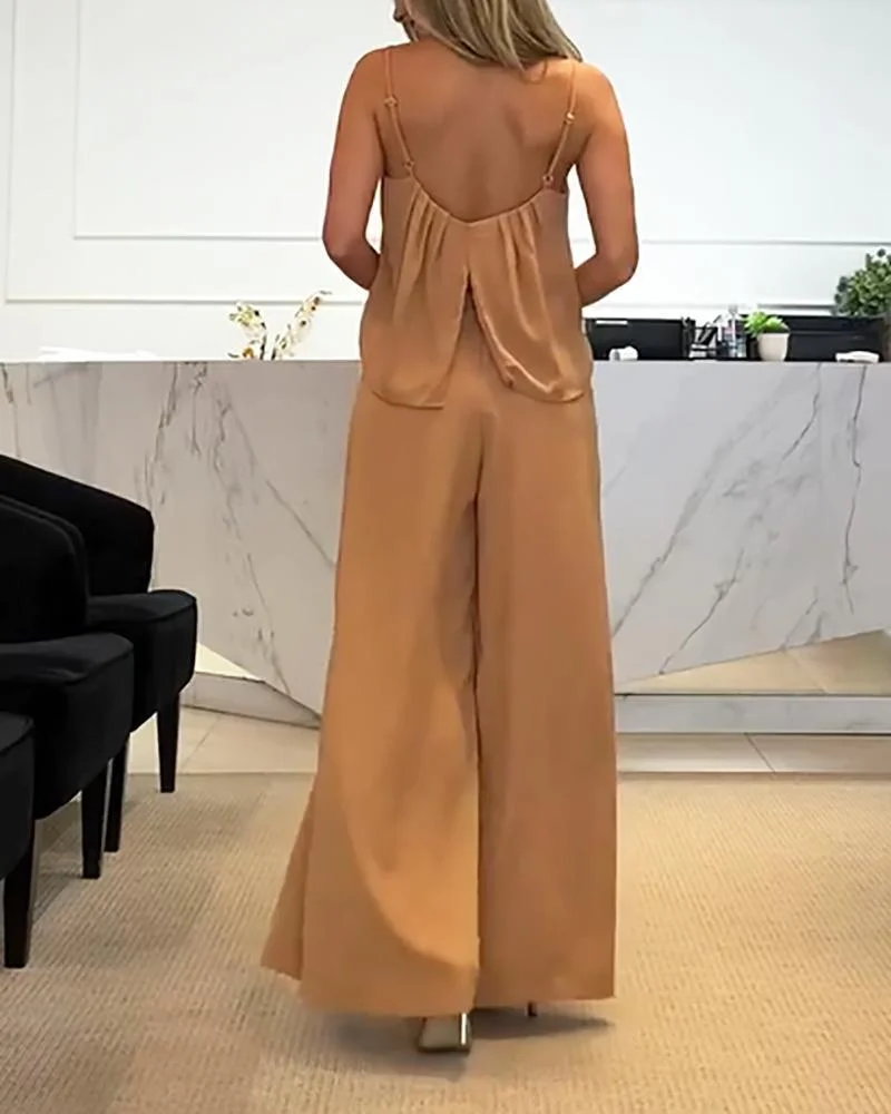 Solid coloured casual suit with buttons