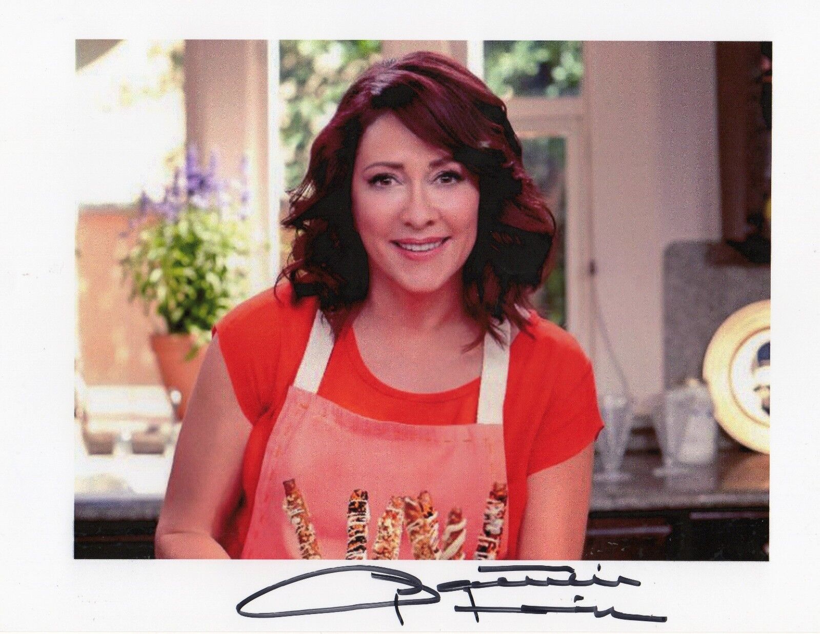 Patricia Heaton Autographed 8.5 x 11 in. Photo Poster painting The Middle