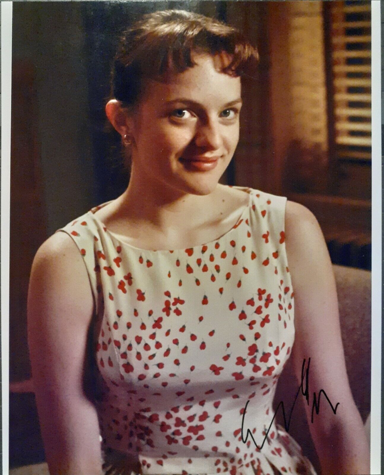 Elisabeth Moss signed 8x10