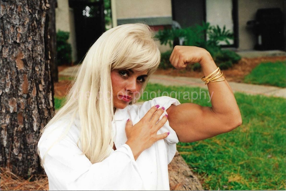 MUSCLE GIRL 80's 90's FOUND Photo Poster painting Color FEMALE BODYBUILDER Original EN 17 3 K