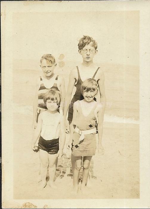 Found ANTIQUE Photo Poster paintingGRAPH bw BEACH KIDS Original Snapshot VINTAGE JD 110 10 B